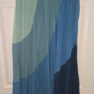 H&M Green Maxi Pleated A-Line Skirt